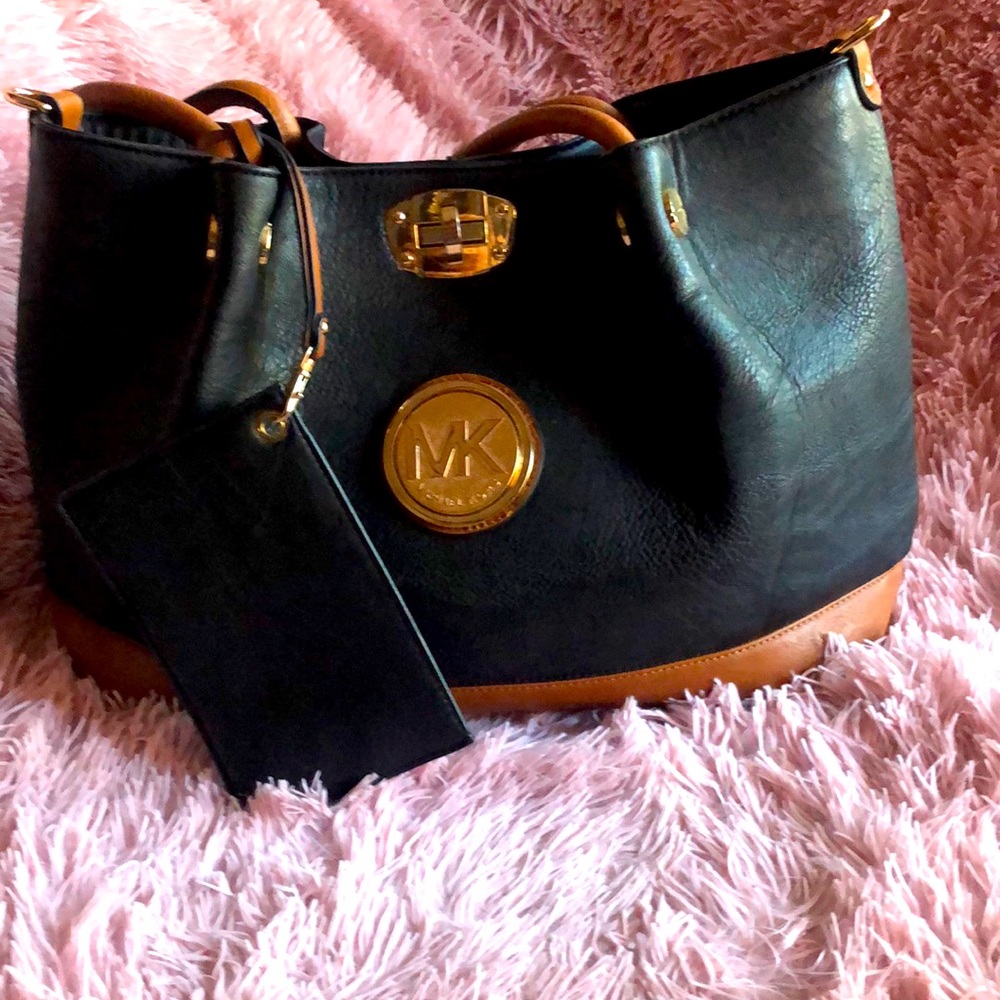 Chic and Timeless: Michael Kors Purse - Your Style Essential!